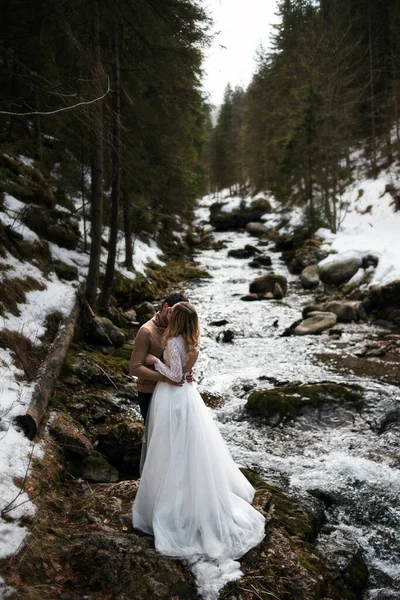 Bräutigam Und Brautpaar Umarmen Sich Winterwald Wasserbach — Stockfoto
