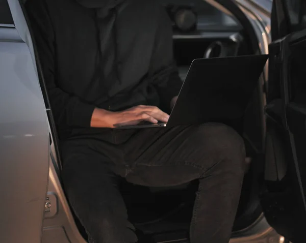 Empreendedor Usando Laptop Carro Foto Chave Baixa Sem Rosto — Fotografia de Stock
