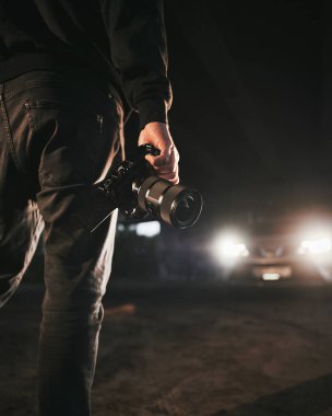 Adam kamerayı tutuyor. Video yapımcısının silueti