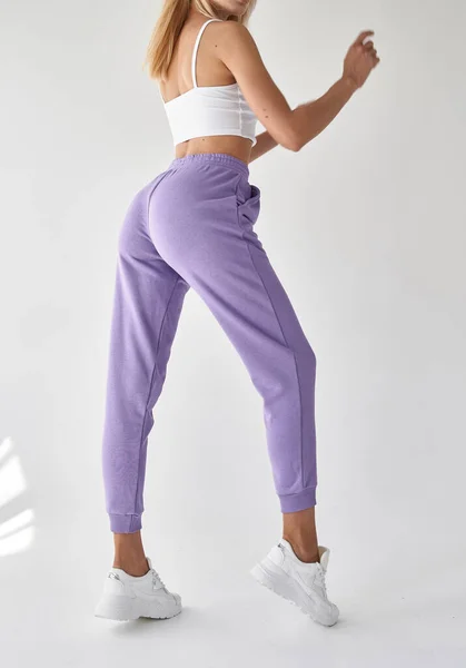 Fille Porte Pantalon Violet Avec Top Crop Blanc Femme Forme — Photo