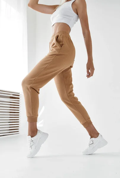 Mujer Forma Pie Pantalones Beige Claro Camisa Blanca — Foto de Stock