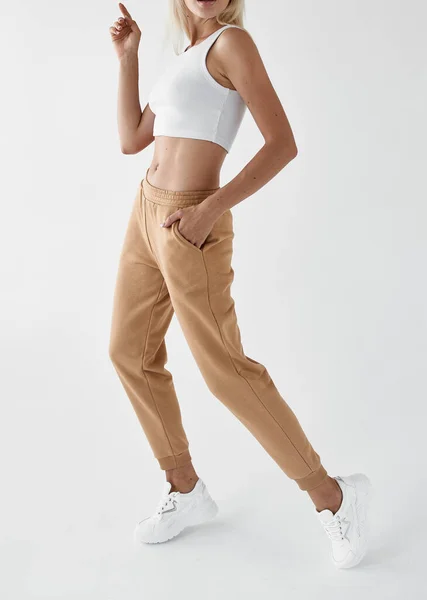 Žena Nosí Khaki Kalhoty Fit Dívka Stojí Béžové Běžci — Stock fotografie