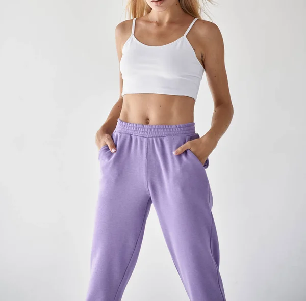 Chica Lleva Pantalones Violeta Con Cosecha Superior Blanca Mujer Forma —  Fotos de Stock