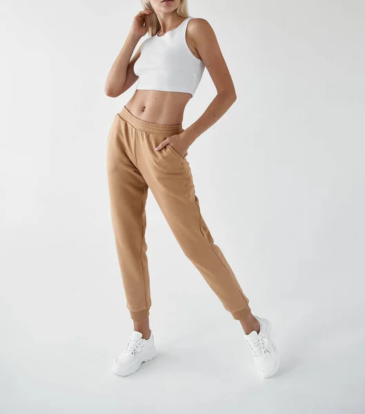 Mujer Forma Pie Pantalones Beige Claro Camisa Blanca —  Fotos de Stock