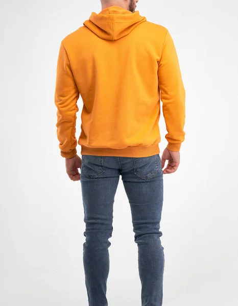 Man Som Står Pulserande Orange Luvtröja Isolerad Studio Foto Hane — Stockfoto