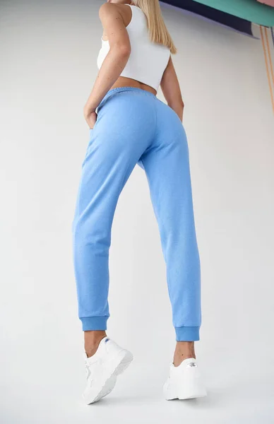 Fit Girl Porte Pantalon Textile Bleu Clair Avec Haut Blanc — Photo