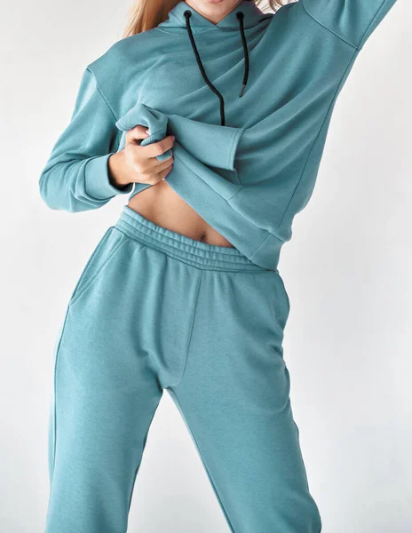 Fittes Mädchen Zeigt Ihren Bauch Sport Oversize Kleidung — Stockfoto