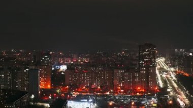 Kiev, Ukrayna. Akşamları trafik ışıklarının ve şehir hayatının çöküşü. 4K Ultra HD 3840x2160 Video Klibi