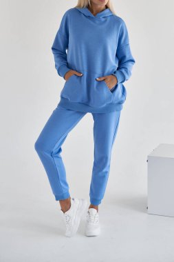 Kadınlar mavi tekstil spor kıyafeti giyer.