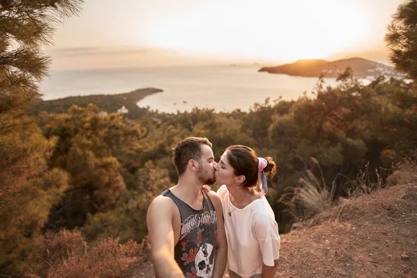 Yaz Tatilinde Öpüşen Çiftlerin Selfie Erkek Kadın Tropik Adaların Önünde — Stok fotoğraf