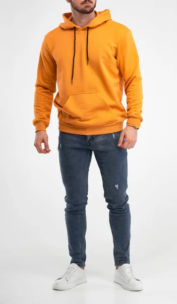 Homme Debout Dans Vibrant Sweat Capuche Orange Studio Isolé Photo — Photo