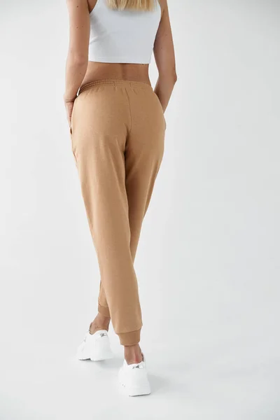 Žena Nosí Khaki Kalhoty Fit Dívka Stojí Béžové Běžci — Stock fotografie