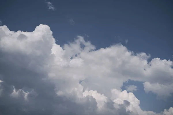 Μπλε Ουρανό Δίκαιη Καλοκαιρινό Καιρό Cloudscape Κατά Διάρκεια Της Μεσημέρι — Φωτογραφία Αρχείου