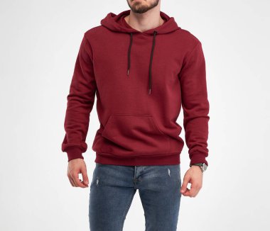 Kırmızı kapüşonlu ve kot pantolonlu bir adamın izole edilmiş resmi. sokak giyimi tasarım şablonu