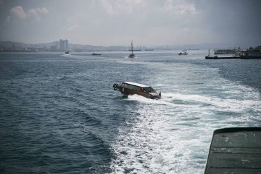 Türkiye 'nin İstanbul kenti yakınlarındaki deniz kıyısında seyir halindeki Watercraft