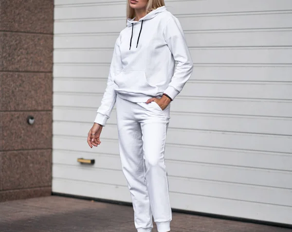 Mladá Dívka Nosí Bílou Mikinu Mockup Pro Design Oděvních Linek — Stock fotografie