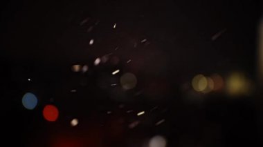 Geceleri gökyüzünden kar taneleri düşüyor. Odaklanamayan sokak lambaları, kış mevsiminde gece parka düşen karlar. Karanlık gecede doğal yoğun kar yağışı