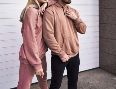 İki kişi sokak kıyafetlerinin içinde logo olmadan dikiliyor. Spor giyim markasının tasarım şablonu