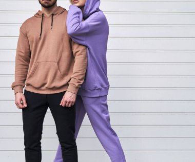 İki kişi sokak kıyafetlerinin içinde logo olmadan dikiliyor. Spor giyim markasının tasarım şablonu