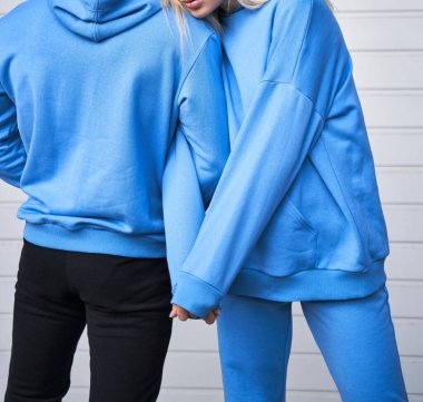 İki kadın ve erkek logo kapüşonlu giymiyor. sweatshirt tasarım şablonu. fotokopi sokağı giysisi
