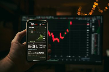 Borsa telefon ekranında ve arka planda. Borsa analizi ve döviz kuru.