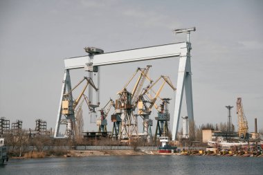Mykolaiv tersanesinde sanayi vinçleri Ukrayna 'da