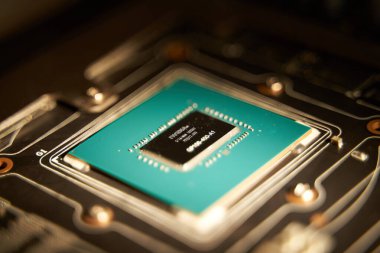 Nvidia GPU çipini kapat. Bilgisayar devresi makro fotoğrafının grafiksel kartı. Video ocak kullanarak kripto para birimi madencilik patlaması