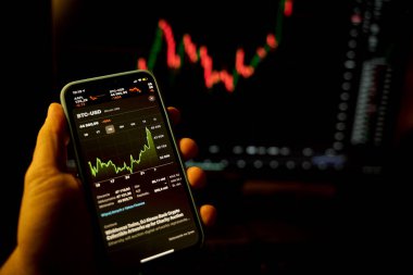 Borsa telefon ekranında ve arka planda. Borsa analizi ve döviz kuru.