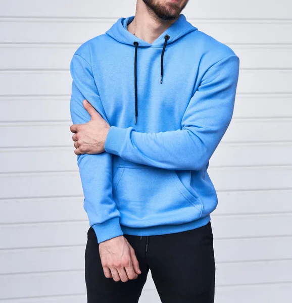 Bärtiger Mann Azurblauen Kapuzenpulli Hellblaues Sweatshirt Ohne Logo Design Attrappe — Stockfoto