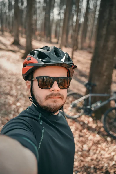 Selfie Eines Bärtigen Mannes Mit Fahrradhelm Und Sonnenbrille Ein Porträt — Stockfoto