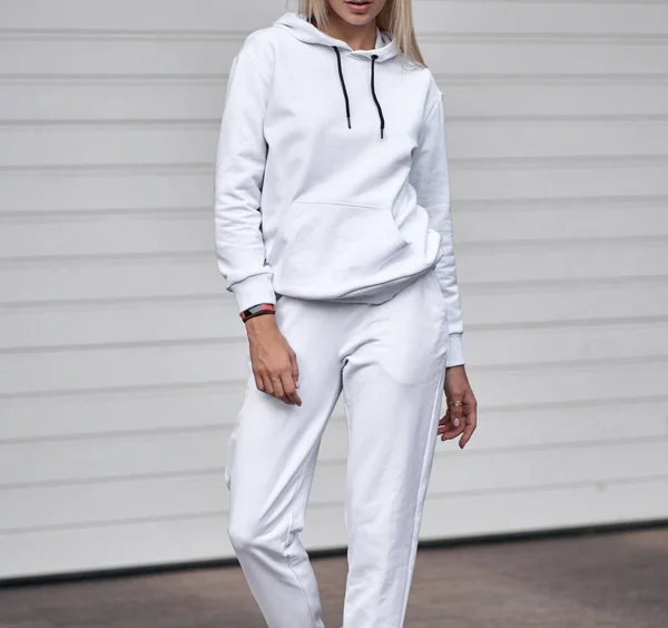 Жінка Стоїть Білому Костюмі Стильний Вуличний Одяг Логотипів Або Фотографій — стокове фото