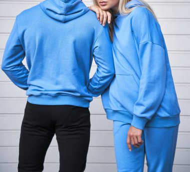 İki kadın ve erkek logo kapüşonlu giymiyor. sweatshirt tasarım şablonu. fotokopi sokağı giysisi