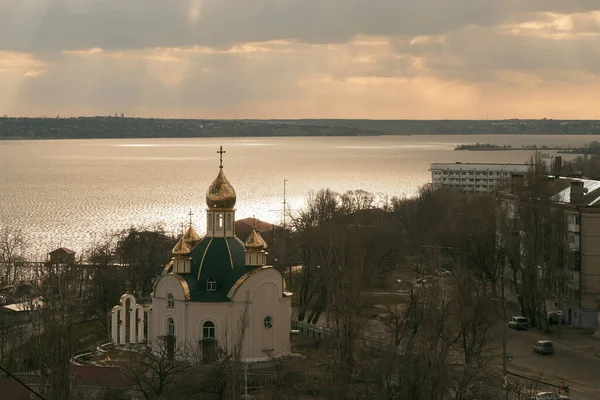 河流上的东正教教堂 天空闪烁着神的光芒 教堂的Skylapse 金黄色圆顶 教堂的圆顶反射着漂浮的天空 — 图库照片