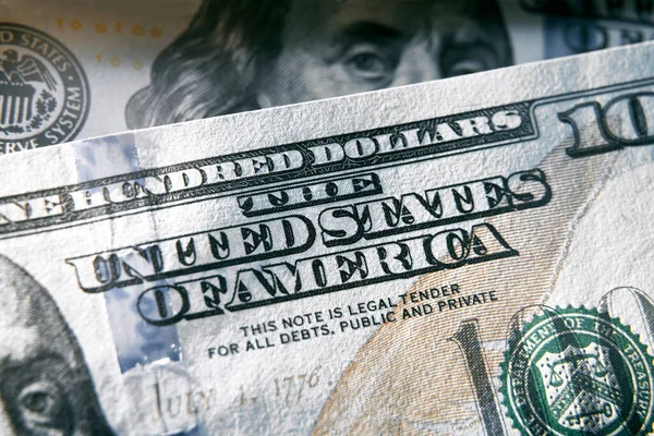 美利坚合众国在100美元的钞票上签了名 近距离拍摄与尖锐的纹理 美元货币的宏观调控 — 图库照片