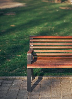 Kamu parkında üzerinde güneş olan boş bir bank. Şehir altyapı tasarımı maketi