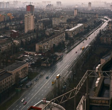 Kyiv Ukriane 'de sanayi bölgesi olan apartman dairesinin çatı manzarası. Sonbahar yağmurlu hava ve başkent