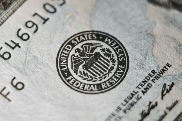 Макрофото Символа Федеральной Резервной Системы Стодолларовой Купюре Поверхностный Фокус Крупным — стоковое фото