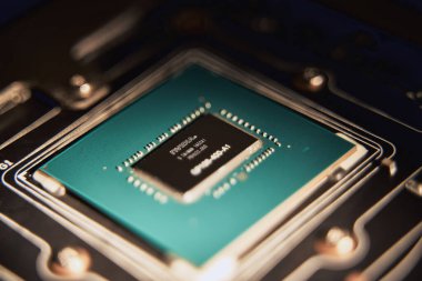 Nvidia GPU çipini kapat. Bilgisayar devresi makro fotoğrafının grafiksel kartı. Video ocak kullanarak kripto para birimi madencilik patlaması