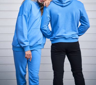 İki kadın ve erkek logo kapüşonlu giymiyor. sweatshirt tasarım şablonu. fotokopi sokağı giysisi