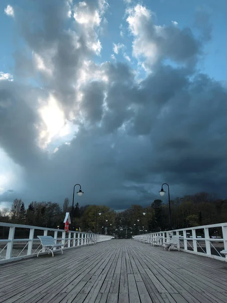橋の上の雲 木製の桟橋の上に嵐の前に空 — ストック写真