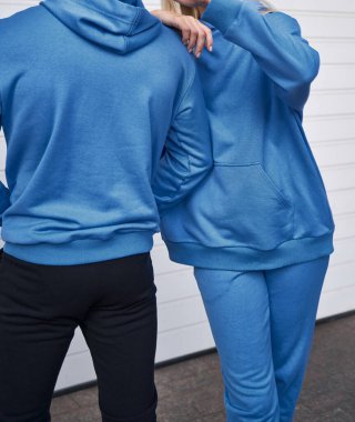 İki kadın ve erkek logo kapüşonlu giymiyor. sweatshirt tasarım şablonu. fotokopi sokağı giysisi