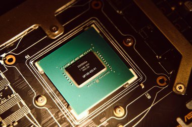 Nvidia GPU çipini kapat. Bilgisayar devresi makro fotoğrafının grafiksel kartı. Video ocak kullanarak kripto para birimi madencilik patlaması