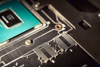 Hafıza çipleri için boş alanı olan bilgisayar kartı. GPU çipsiz GDDR bellek yuvası. Dünya çapında yarı iletkenler ve çip kıtlığı kavramı. GDR6, HBM2 ve GDDR6x 'te yüksek fiyatlar .