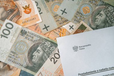 Zloti ve paraların arka planında ulusal kimlik numarası belgesi var. PESEL Polonya kimliği konsepti. Resmi kişisel belge