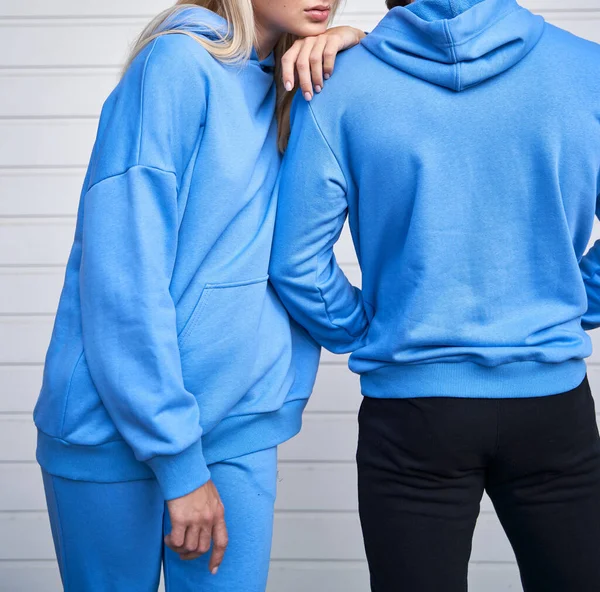 İki kadın ve erkek logo kapüşonlu giymiyor. sweatshirt tasarım şablonu. fotokopi sokağı giysisi