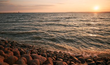 Baltık Denizi 'nin akşam manzarası. Sahilde gün batımı