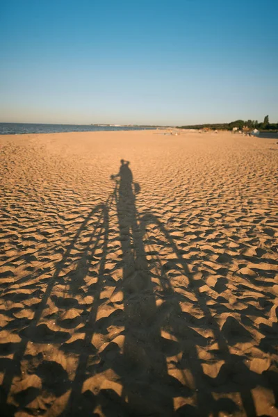 Schatten Des Radfahrers Mit Fahrrad Sandstrand Konzept Der Freiheit Meeresufer — Stockfoto