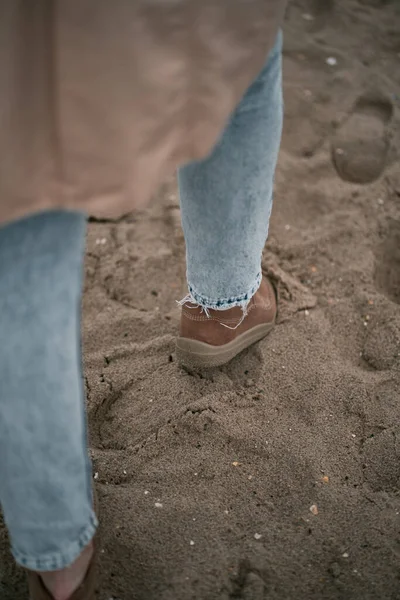 Dziewczyna Butach Dżinsach Plaży Zbliżenie Ludzi Spacerujących Ubranych Piaszczystej Plaży — Zdjęcie stockowe
