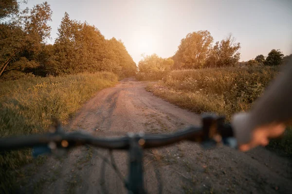 Ponto Vista Andar Bicicleta Área Rural Durante Pôr Sol Verão — Fotografia de Stock