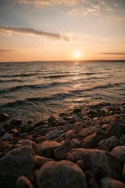 Gdansk 'ta günbatımı. Bir yaz akşamı deniz kıyısında. Baltık Denizi 'nde dramatik deniz manzarası